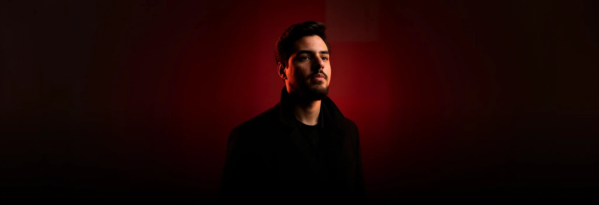 Micael Brito Monteiro, designer da Micas, em retrato com luz vermelha